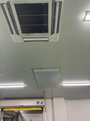 施工中<br />
天井を開口完了し養生しました