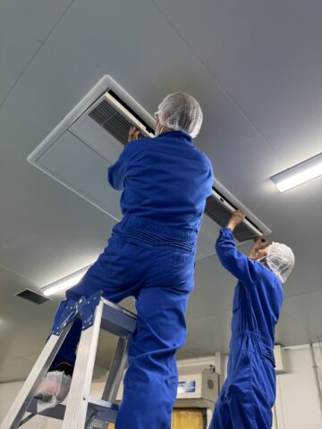施工中<br />
ビルトインエアコンを吊込しパネル取付作業